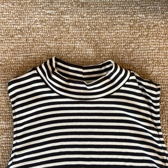 Abercrombie & Fitch size small stripe dress black & white sleeveless ruffle hem - Picture 4 of 4